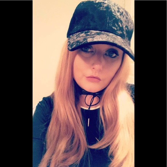 Meet your Posher, Lauren - Picture 2 of 5